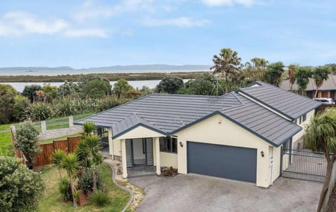 Stunning Sea View Home Very near to AKL Airport House in Auckland
