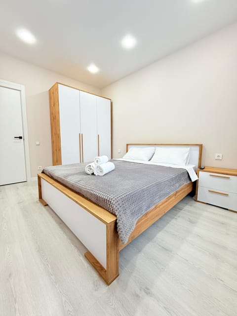 Bedroom, towels, wardrobe