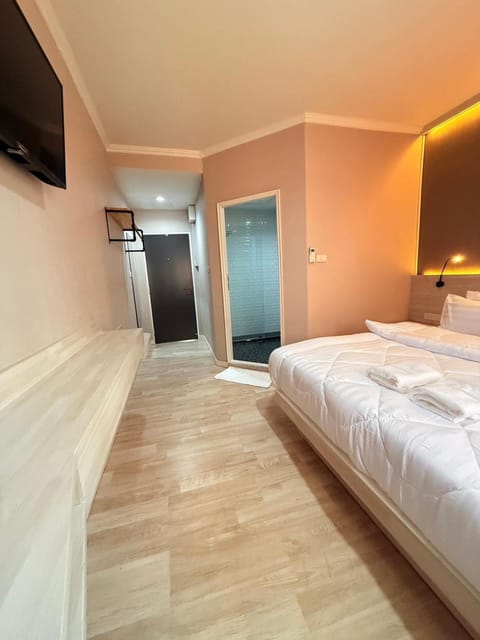 Bed, TV and multimedia, Photo of the whole room, Bedroom