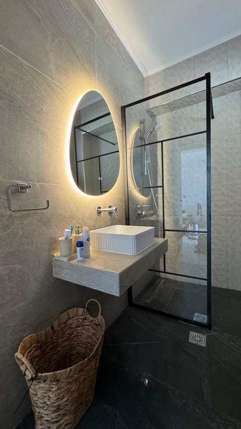 Bathroom, Photo of the whole room, towels