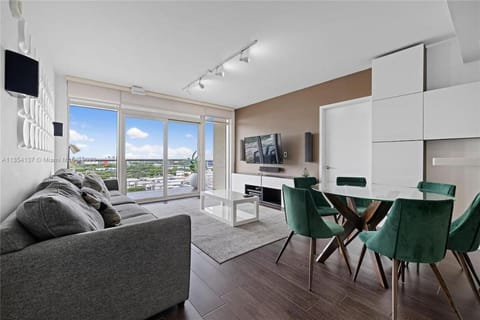 TV and multimedia, Living room, Seating area, Dining area
