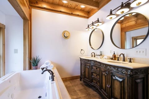 Modern Cabin, Secluded, Views, Lake, Private Dock, WIFI Cabin in Nantahala Lake