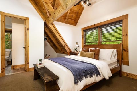 Modern Cabin, Secluded, Views, Lake, Private Dock, WIFI Cabin in Nantahala Lake