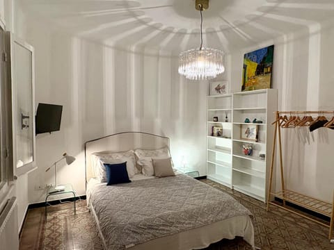 Bed, TV and multimedia, Photo of the whole room, Bedroom