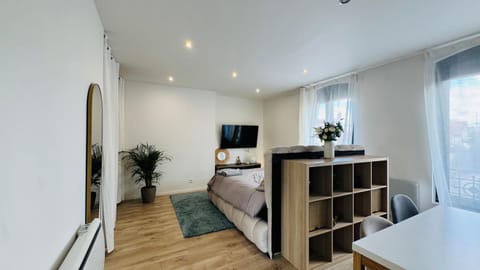 Bed, TV and multimedia, Living room