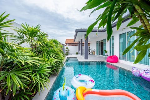Property building, Day, Garden, Garden view, Pool view, Swimming pool, sunbed