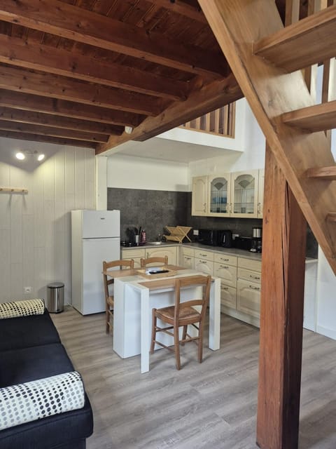 Kitchen or kitchenette, Dining area, pet friendly, stove, toaster