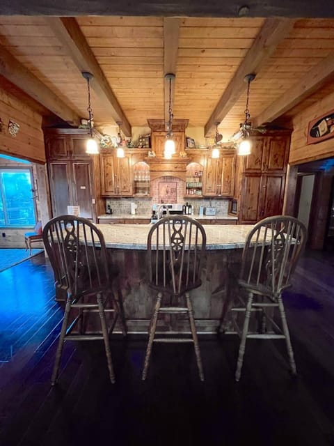 IdyllLodge Exec Retreat On Creek, 3 King, In-Town House in Idyllwild-Pine Cove