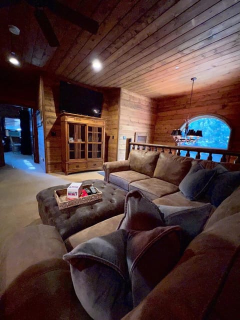 IdyllLodge Exec Retreat On Creek, 3 King, In-Town House in Idyllwild-Pine Cove