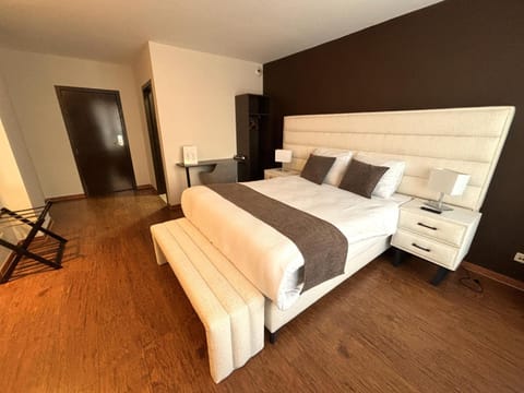 Property building, Bed, Photo of the whole room, Bedroom
