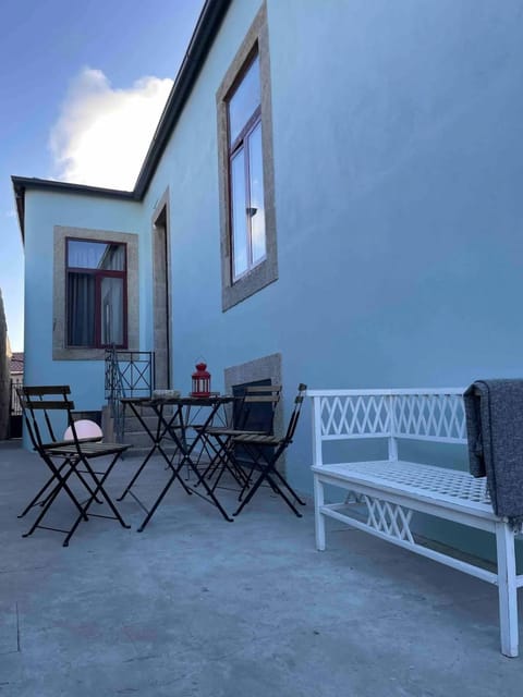 Patio, Day, Seating area, Dining area