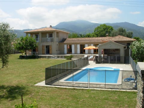 BBQ facilities, Garden, Balcony/Terrace, Communal kitchen, Swimming pool, Time of day