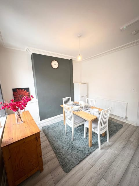 Seating area, Dining area