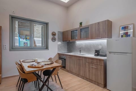 Kitchen or kitchenette, Dining area, oven, stove