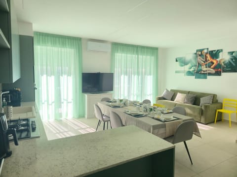 Communal lounge/ TV room, TV and multimedia, Living room, Seating area, Dining area, Evening entertainment, air conditioner
