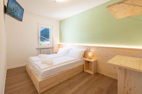 Bed, TV and multimedia, Photo of the whole room, Bedroom, towels