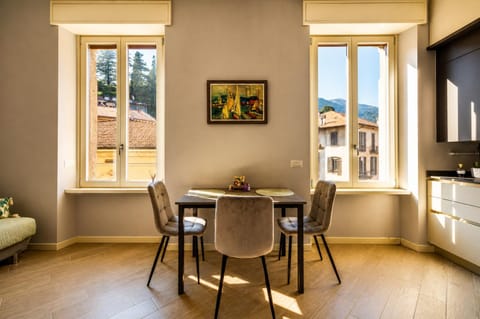 Natural landscape, Kitchen or kitchenette, Living room, Seating area, Dining area, Mountain view