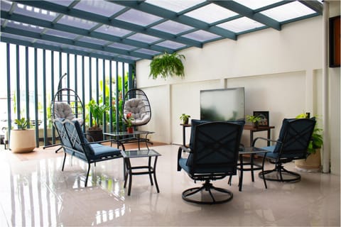 Communal lounge/ TV room, TV and multimedia, Living room, Seating area, Evening entertainment