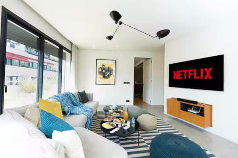 Communal lounge/ TV room, TV and multimedia, Living room, Seating area, Evening entertainment