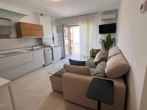 TV and multimedia, Kitchen or kitchenette, Living room, Seating area, oven, stove