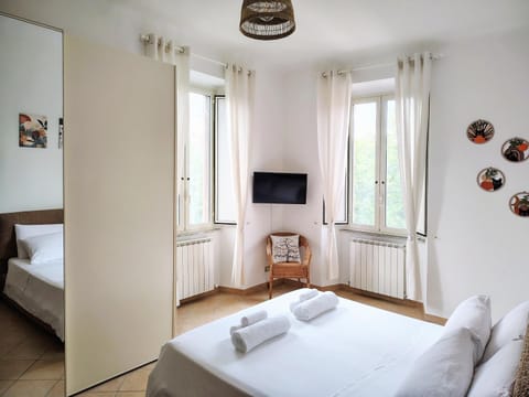 Bed, TV and multimedia, Bedroom, heating, towels, towels, wardrobe
