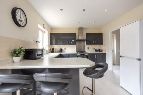 Kitchen or kitchenette, Dining area, oven, stove