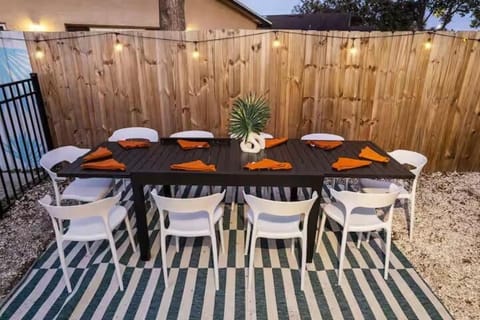 New listing promo,10 min to beach, backyard fun, Pool House in Seminole