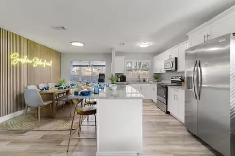 New listing promo,10 min to beach, backyard fun, Pool House in Seminole