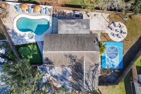 New listing promo,10 min to beach, backyard fun, Pool House in Seminole