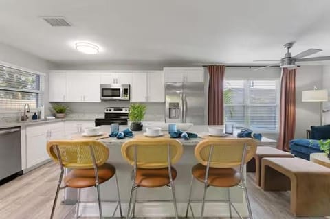 New listing promo,10 min to beach, backyard fun, Pool House in Seminole