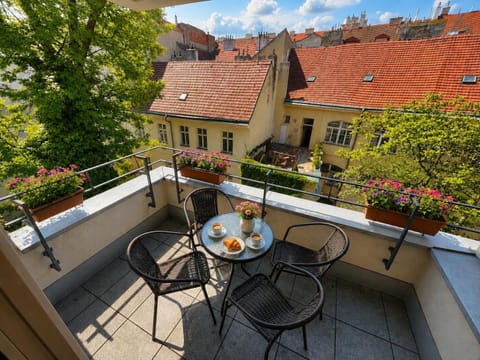 Nearby landmark, Spring, Day, Natural landscape, Summer, View (from property/room), Balcony/Terrace, Seating area, Dining area, Garden view, Landmark view, Dinner, Time of day, Location, Inner courtyard view