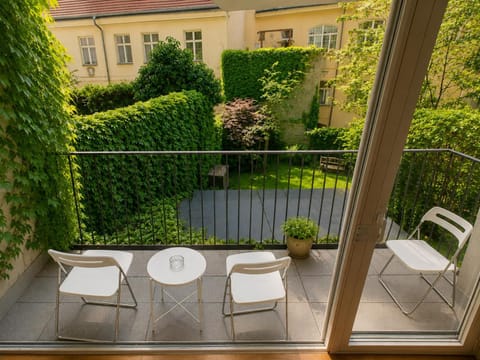 Day, Natural landscape, Balcony/Terrace, Balcony/Terrace, Seating area, Time of day, Inner courtyard view