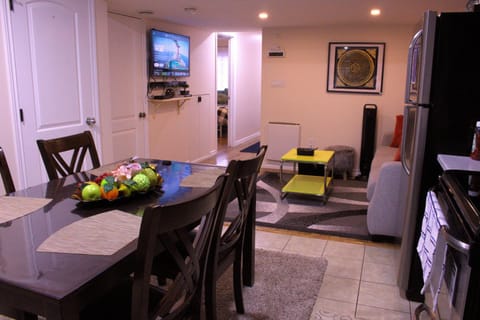 Communal lounge/ TV room, TV and multimedia, Kitchen or kitchenette, Living room, Seating area, Dining area, Evening entertainment