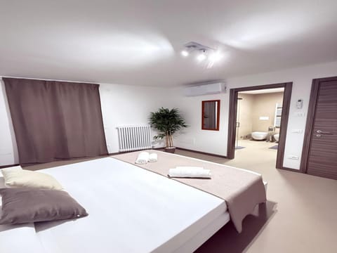 Bed, Photo of the whole room, Bedroom, internet, wardrobe