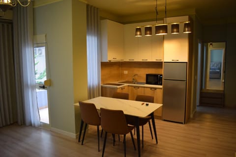 Kitchen or kitchenette, Dining area, dishwasher, minibar, oven, stove