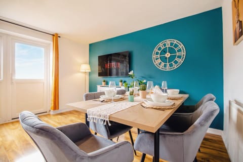 TV and multimedia, Living room, Seating area, Dining area