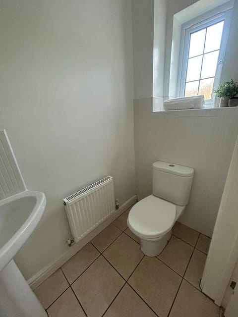 Beautiful 4-Bedroom Home for Groups & Families Apartment in Loughborough