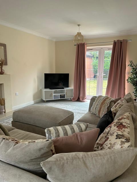 Beautiful 4-Bedroom Home for Groups & Families Apartment in Loughborough