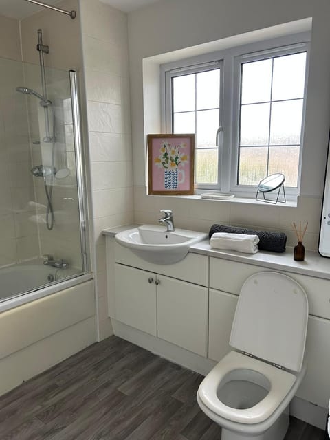 Beautiful 4-Bedroom Home for Groups & Families Apartment in Loughborough