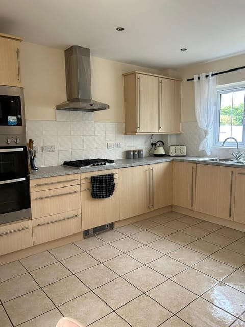 Beautiful 4-Bedroom Home for Groups & Families Apartment in Loughborough