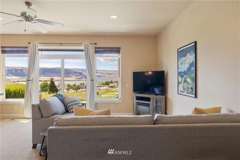 Communal lounge/ TV room, TV and multimedia, Living room, Seating area, Evening entertainment, fireplace