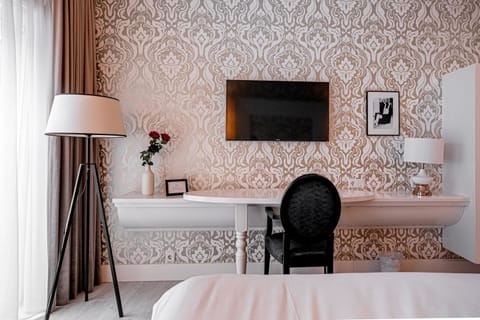 TV and multimedia, locker