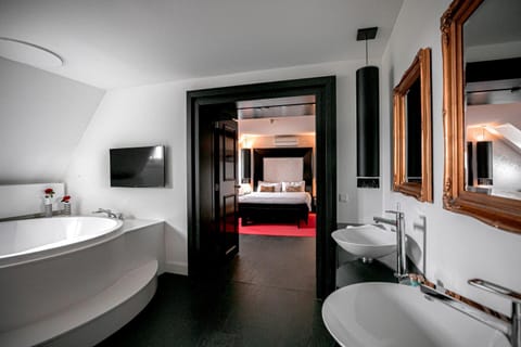 Bathroom, Bedroom, Bath