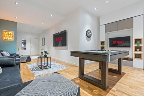 Communal lounge/ TV room, TV and multimedia, Living room, Seating area, Evening entertainment