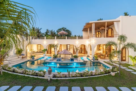 Property building, Patio, Garden, Garden view, Pool view, Swimming pool, sunbed