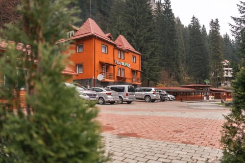 Property building, Day, Natural landscape, Parking
