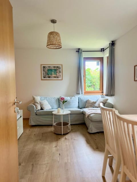 Bed, Living room, Photo of the whole room, Seating area, Dining area, Bedroom