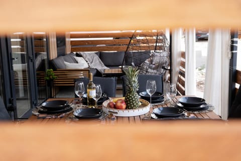 Food and drinks, Seating area, Dining area