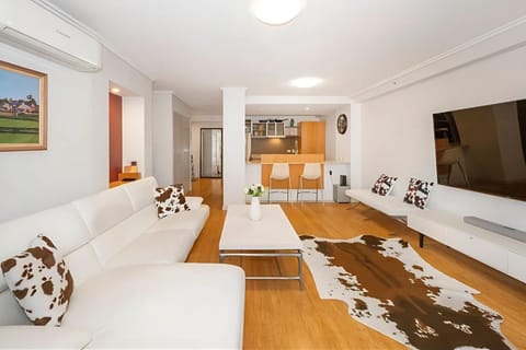 Kitchen or kitchenette, Seating area, Dining area, Evening entertainment