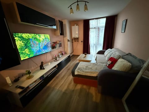Communal lounge/ TV room, TV and multimedia, Living room, Seating area, Evening entertainment
